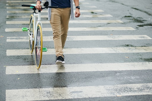 Recuerda que en un paso de #peatones, solo los peatones 🚶 tienen prioridad . 

Si circulas en #bicicleta, tendrás que bajarte y cruzar a pie si quieres atravesarlos. Respeta y convive. 🚶 🚲 👍👍

#PeatónSeguro
#PedaleaSeguro