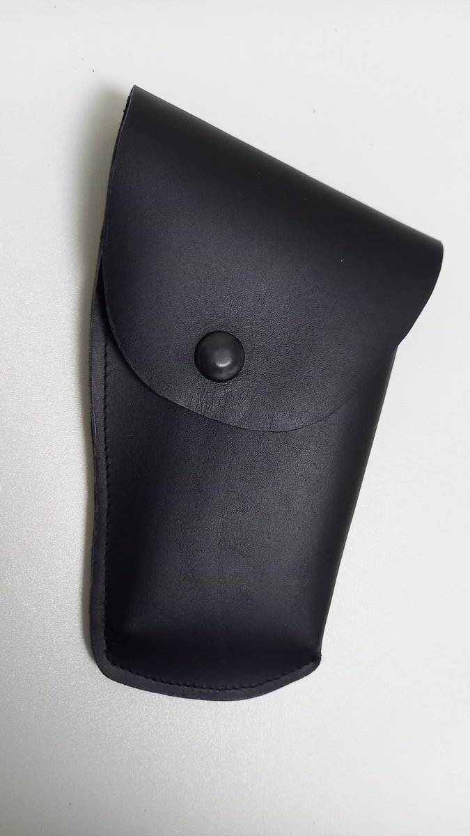 kouki_nakadai's tweet photo. どこかで見たようなデザイン
スマホホルスターを作って貰いました
こんなん欲しい人いるかな? https://t.co/hMFEsybu7Y
