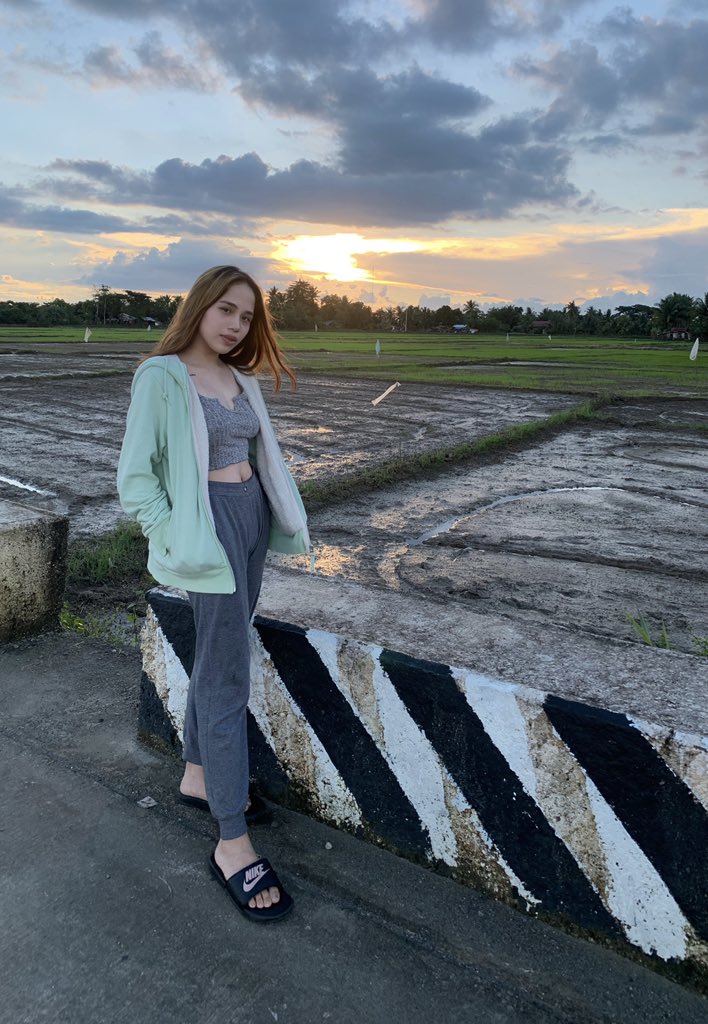 reynadevil's tweet photo. 1st &amp; Last 😐 https://t.co/HCunyiVngl