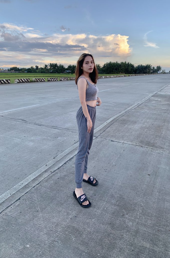 reynadevil's tweet photo. 1st &amp; Last 😐 https://t.co/HCunyiVngl