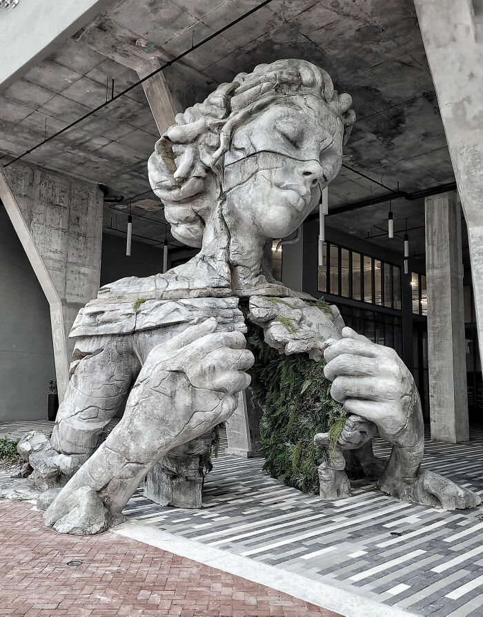 NaoCasanova's tweet photo. En un edificio residencial de Fort Lauderdale, Florida, este año se ha instalado la escultura THRIVE, de Daniel Popper.
Es de estructura mixta: acero y hormigón reforzado con fibra de vidrio. Mide unos 10 m de alto y pesa 14 t.
Su interior está revestido con helechos. https://t.co/j4fk8t9iA1