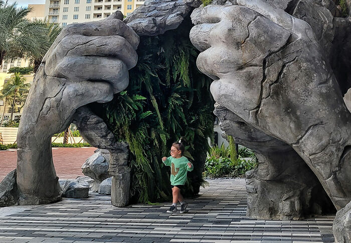 NaoCasanova's tweet photo. En un edificio residencial de Fort Lauderdale, Florida, este año se ha instalado la escultura THRIVE, de Daniel Popper.
Es de estructura mixta: acero y hormigón reforzado con fibra de vidrio. Mide unos 10 m de alto y pesa 14 t.
Su interior está revestido con helechos. https://t.co/j4fk8t9iA1