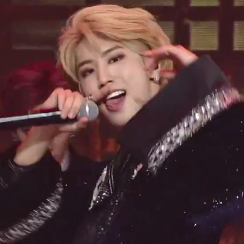 J_ONESONG's tweet photo. Red Carpet                           Performance https://t.co/PoBbtdMwqB