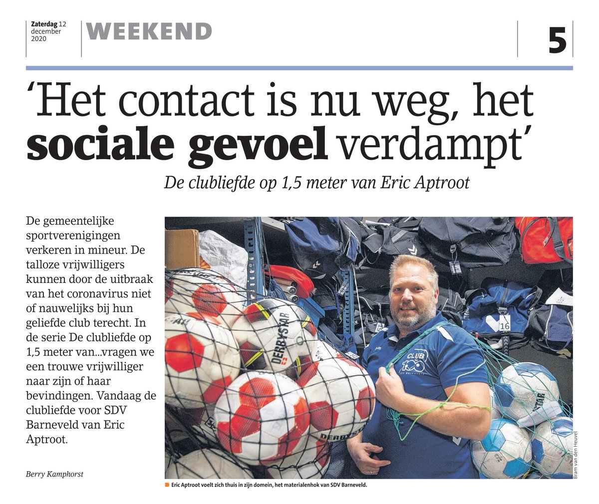 SDVBarneveld's tweet photo. Vandaag in de @BarneveldseKrnt weekend bijlage. De V van vrijwilliger, 1,5 meter clubliefde met Eric Aptroot bij @SDV_Barneveld 
#vrijwilliger #sdvbarneveld #anderhalfmeter #clubliefde #sterkdoorvriendschapbarneveld https://t.co/hxM8IL6iBp