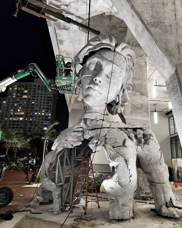 NaoCasanova's tweet photo. En un edificio residencial de Fort Lauderdale, Florida, este año se ha instalado la escultura THRIVE, de Daniel Popper.
Es de estructura mixta: acero y hormigón reforzado con fibra de vidrio. Mide unos 10 m de alto y pesa 14 t.
Su interior está revestido con helechos. https://t.co/j4fk8t9iA1