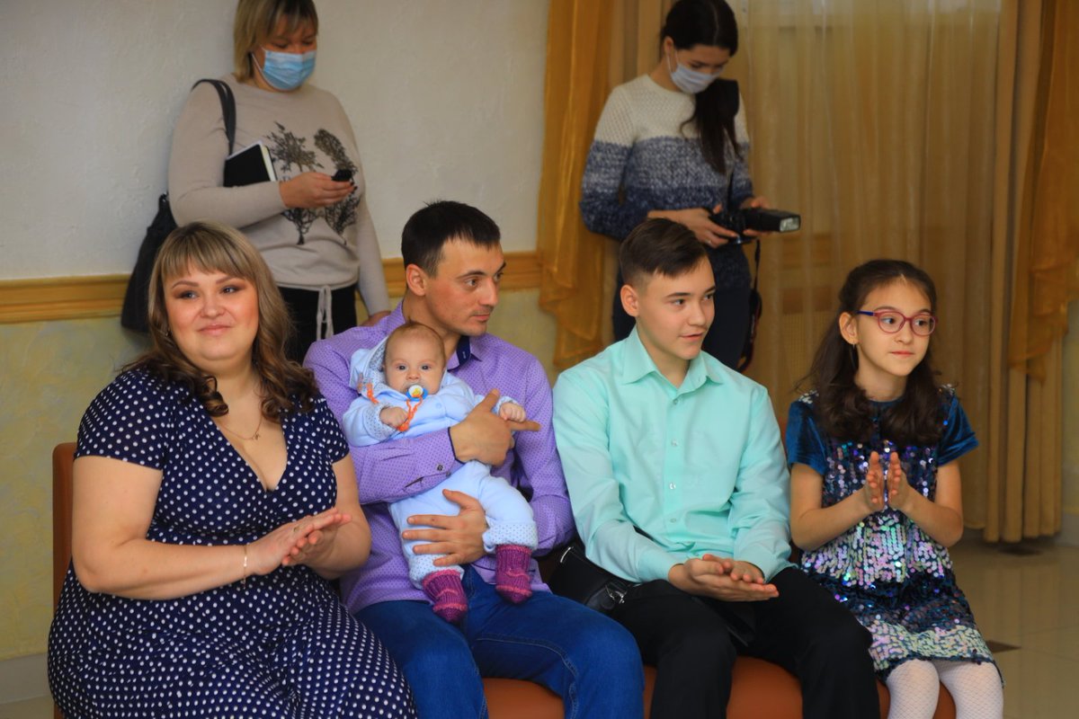 duma_Nsk's tweet photo. В День Конституции РФ депутат @duma_Nsk Д.Добров поздравил многодетные семьи города.На торжественной церемонии имянаречения в ЗАГСе Дмитрий Николаевич отметил,что рождение третьего ребёнка это смелый шаг. Депутат пожелал семьям оставаться  счастливыми,чтобы дети росли здоровыми! https://t.co/ImLLzhQYgr