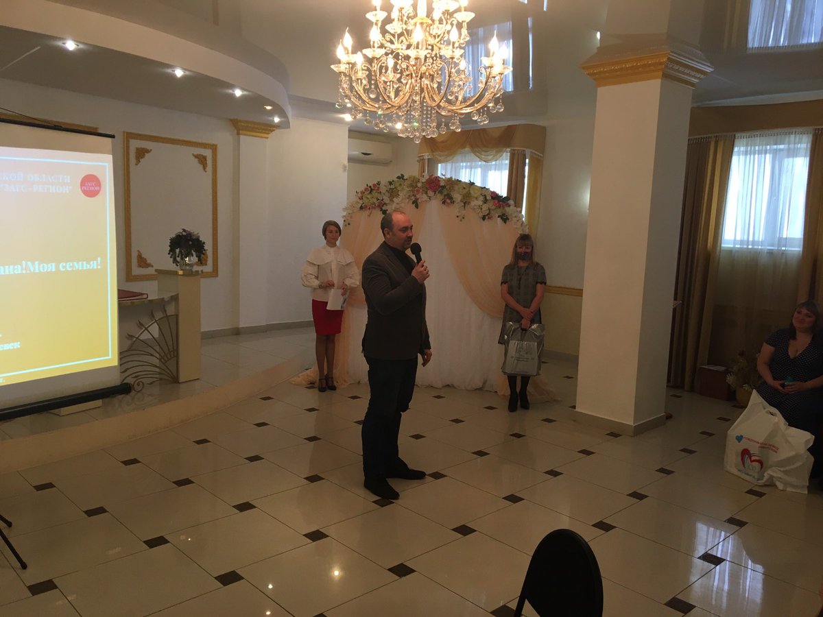 duma_Nsk's tweet photo. В День Конституции РФ депутат @duma_Nsk Д.Добров поздравил многодетные семьи города.На торжественной церемонии имянаречения в ЗАГСе Дмитрий Николаевич отметил,что рождение третьего ребёнка это смелый шаг. Депутат пожелал семьям оставаться  счастливыми,чтобы дети росли здоровыми! https://t.co/ImLLzhQYgr