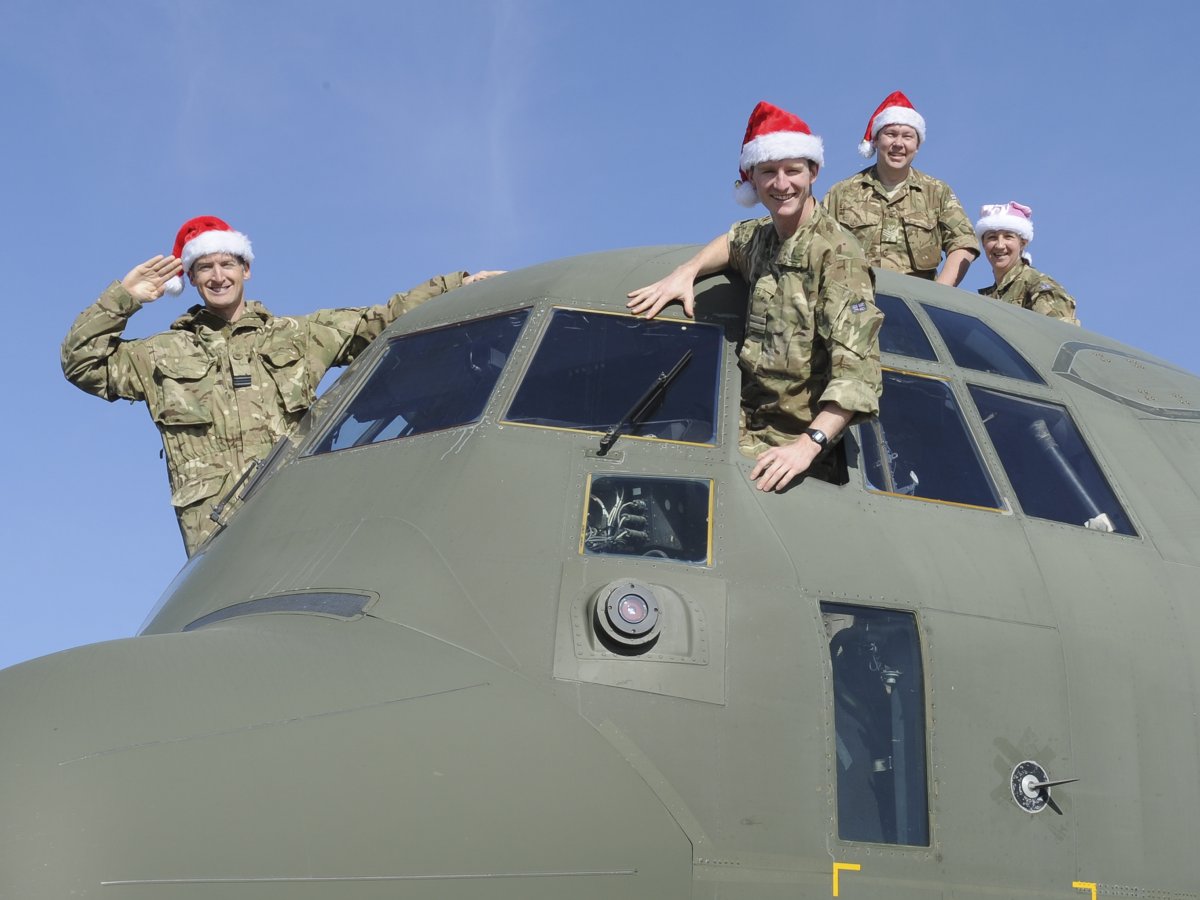 RoyalAirForce's tweet photo. We wish everyone a Happy Christmas!🎅🎄

Spare a thought for those serving overseas on Operations 24/7, 365 leaving their families at home. https://t.co/q6sIqcxCRo