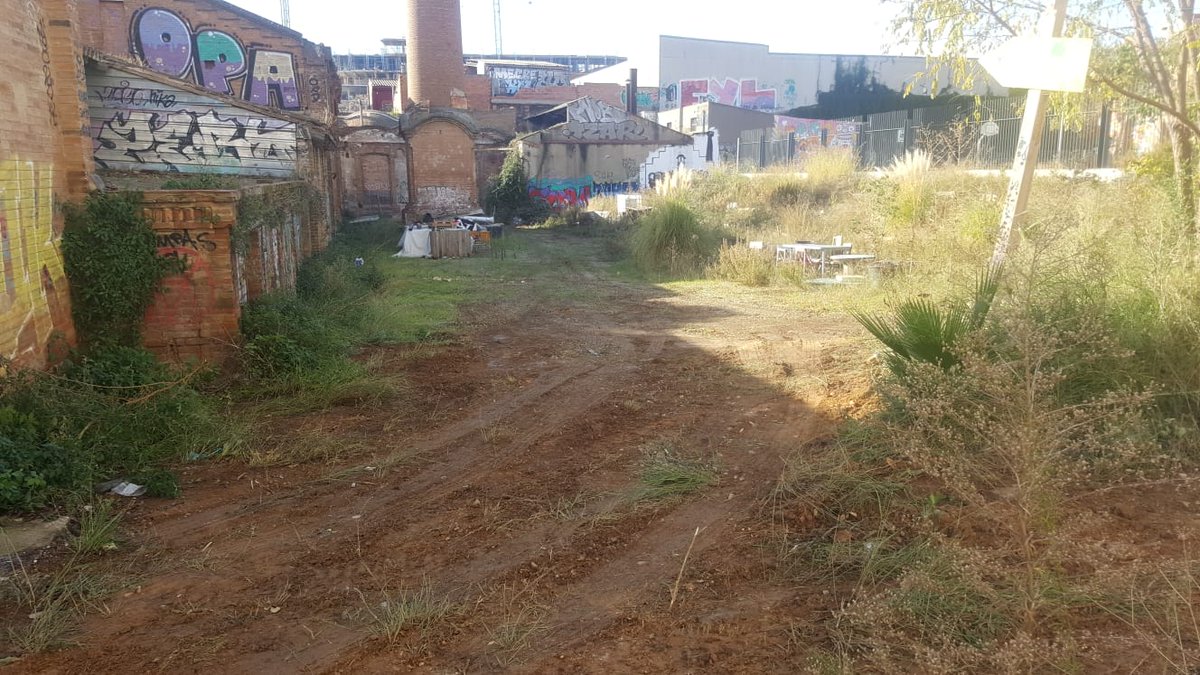 🔴Estem indignades! Al febrer van començar les obres de rehabilitació de #CanTrinxet. <a href="/LHAjuntament/">Ajuntament de L'Hospitalet</a> ens va demanar aturar temporalment l'espai de l'hort, amb el compromís de poder-hi tornar en finalitzar les obres