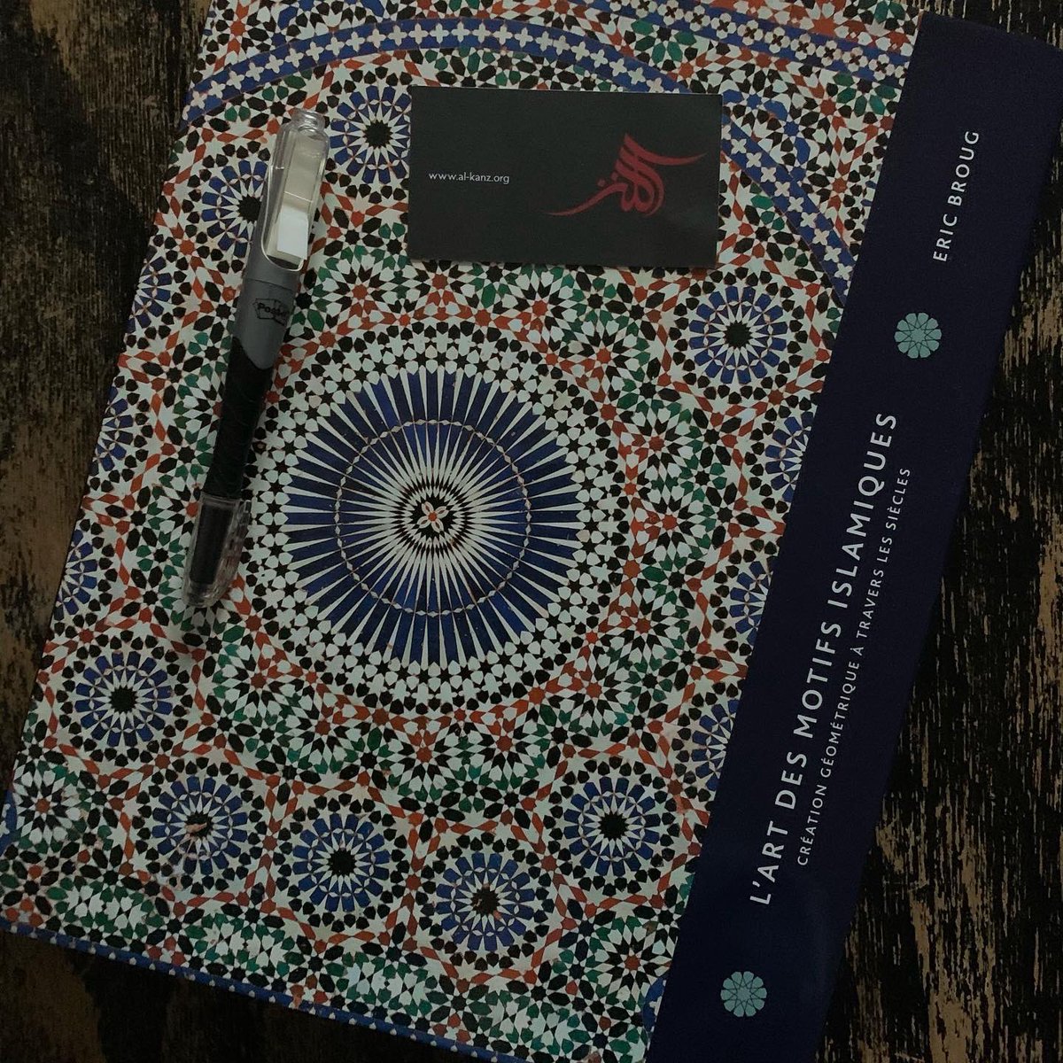 Alkanz's tweet image. 2nd bouquin de #Ericbroug sur les #islamicgeometricpatterns, les #motifsislamiques. Le précédent, c’était pour apprendre à en réaliser. Celui-ci, c’est non seulement pour apprendre, mais encore pour connaître toute l’histoire de cette tradition artistique.
#alkanzlecture
