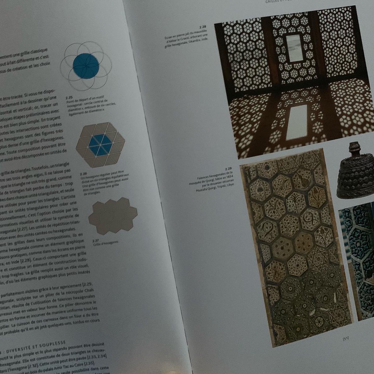 Alkanz's tweet image. 2nd bouquin de #Ericbroug sur les #islamicgeometricpatterns, les #motifsislamiques. Le précédent, c’était pour apprendre à en réaliser. Celui-ci, c’est non seulement pour apprendre, mais encore pour connaître toute l’histoire de cette tradition artistique.
#alkanzlecture