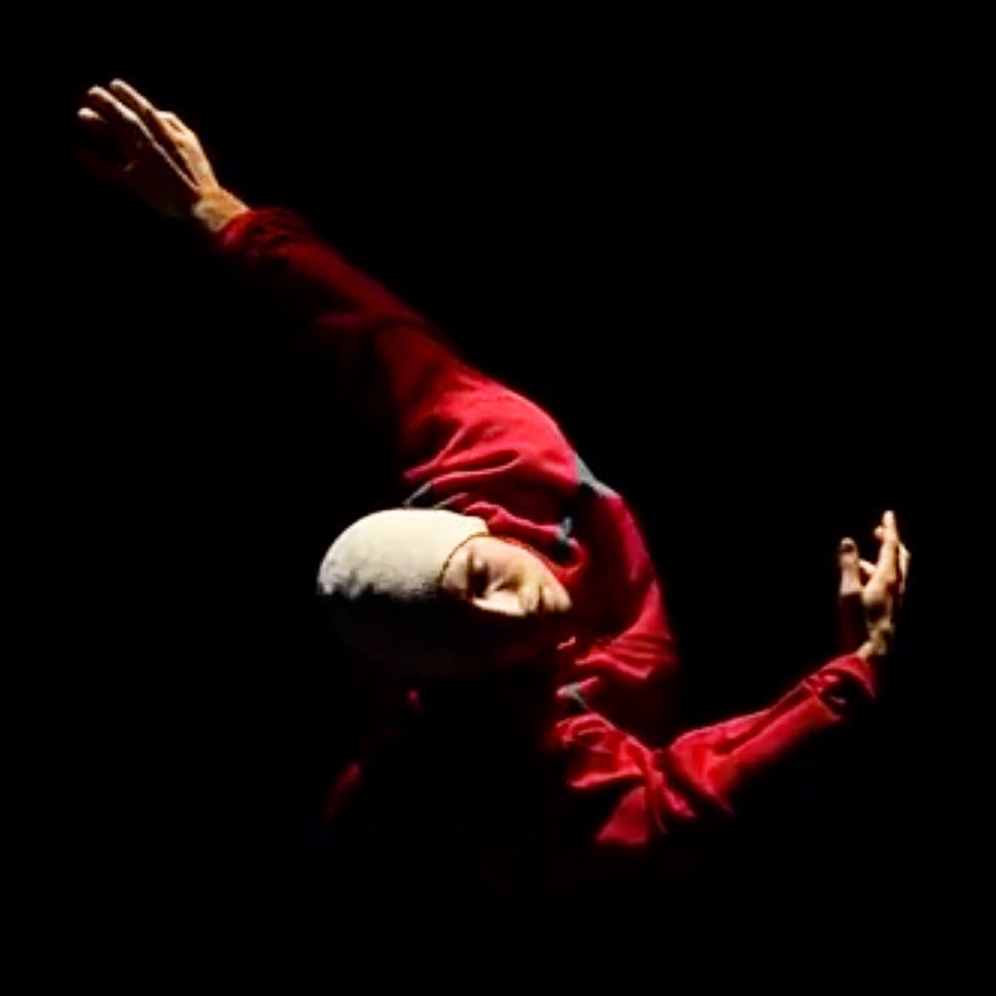 GWDanceWriter's tweet photo. I can’t finish this #2020DanceChallenge without including (on Day 344) Afterlight (Part 1), the extraordinary solo choreographed by Russell Maliphant and danced by Daniel Proietto to Gnossiennes 1-4 by Erik Satie @RMaliphant @danielproietto @Sadlers_Wells #dance #Maliphant https://t.co/aTaskEThUf