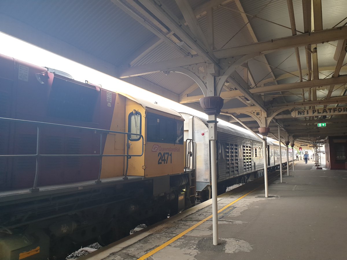 RowenaBall's tweet photo. The power of triangles #mathtrain : The Westlander drew in to Toowoomba BACKWARDS! This blew my mind until I studied the map. From the west it curves around a short link to the eastern line, then reverses into the station having made a three-point turn. Isn't that cool! @railmaps https://t.co/pcFk57FnyU