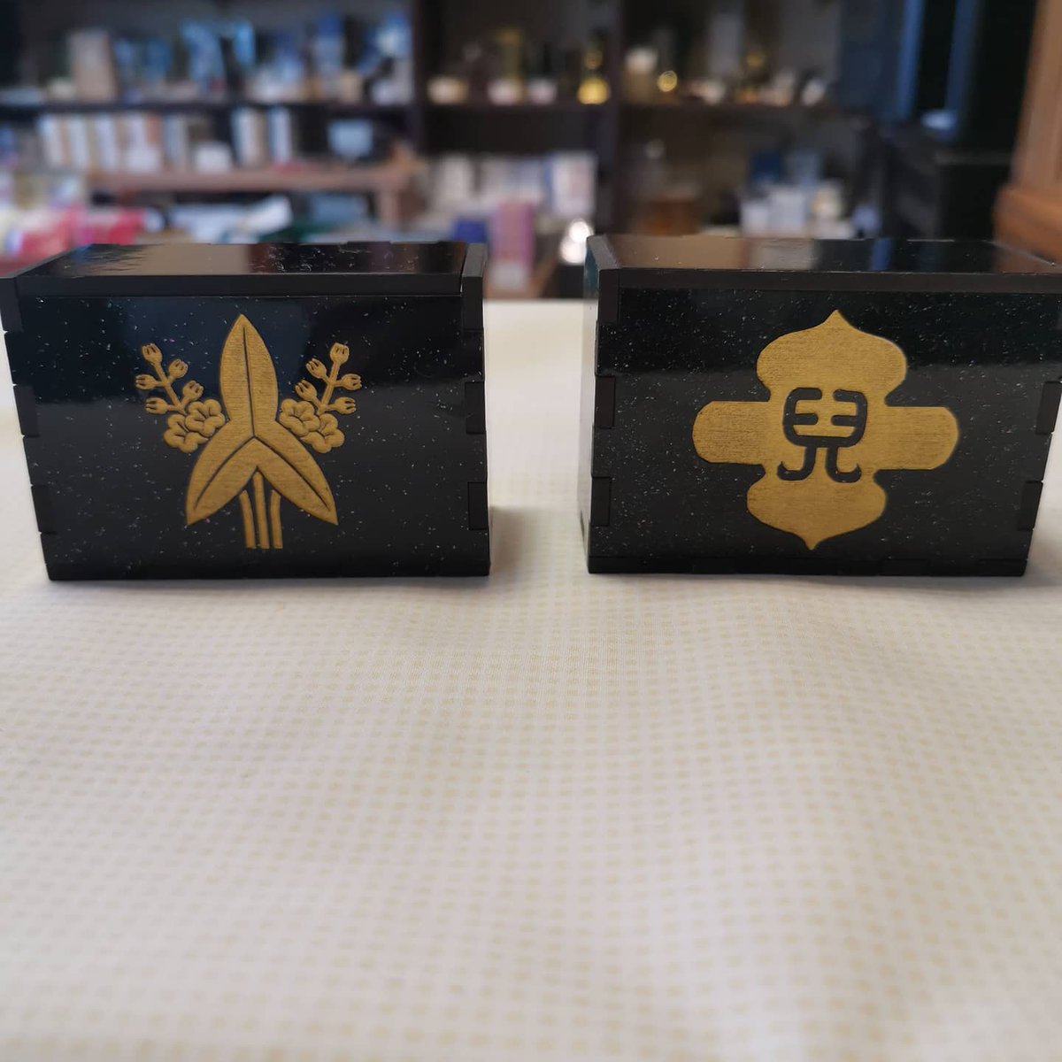 横田仏壇店 V Twitter 福島正則と宇喜多秀家 関ヶ原合戦に参戦した武将達でお線香とお香入れを作る 箱には家紋と名前を彫っています 関ヶ原合戦 武将 家紋 古戦場関ヶ原 横田仏壇店 V Twitter 福島正則と宇喜多秀家 関ヶ原合戦に参戦した武将達でお線香とお香入れを作る 箱には家紋と名前を彫っています 関ヶ原合戦 武将 家紋 古戦場関ヶ原