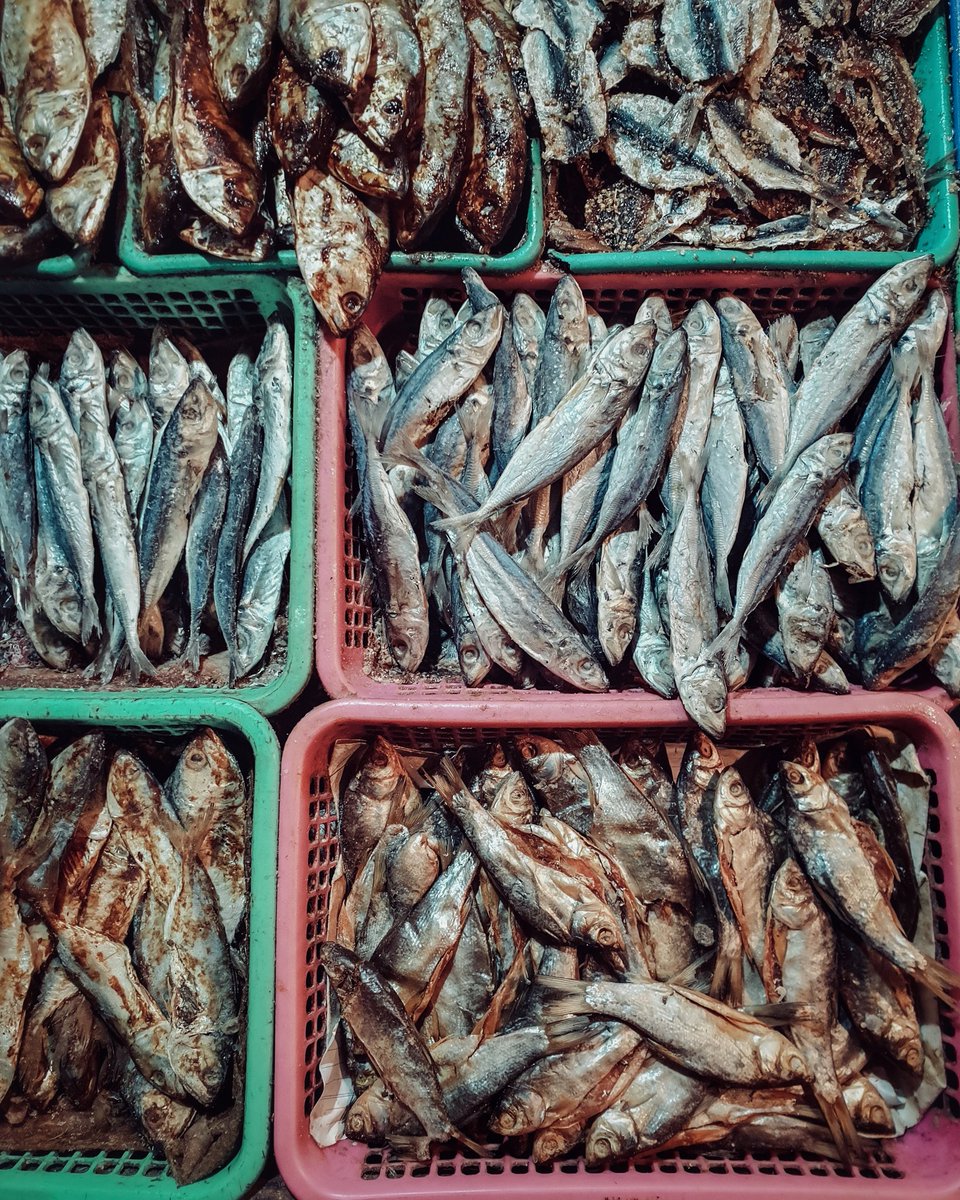 mohamadrizkyu's tweet photo. Saya dan Istri jg pengunjung pasar sejati. Yah utk makan sehari2, istri saya lebih senang memasak sendiri. Sbg suami, cukup anter ke pasar aja hehehe.
Iseng2 sy ambil foto di Pasar, krn bagi sy, cerita di pasar sangat natural
#IRjournal 
#aksaradalamsketsa https://t.co/atdZRYokOX
