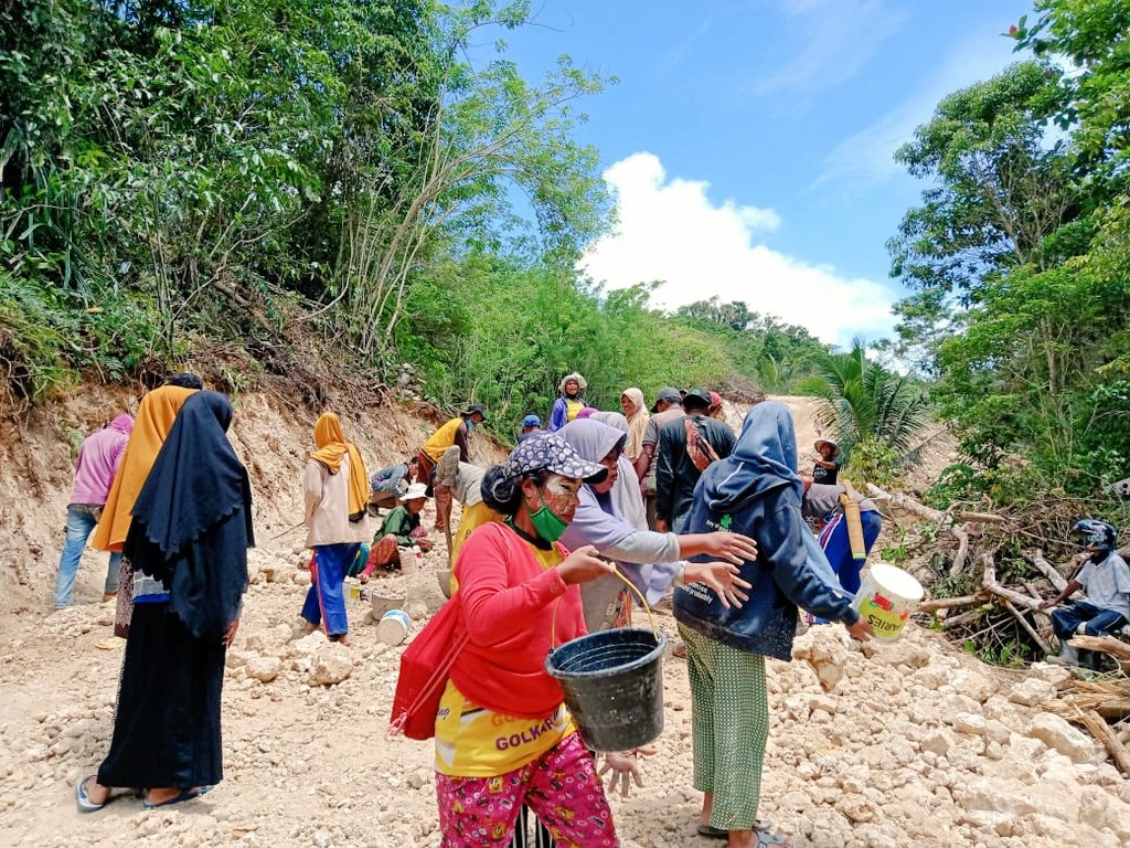 HasimMoe's tweet photo. Peran aktif perempuan dlm pembangunan jut desa warinta DD 2020,wujud pemberdayaan manusia demi kelangsungan hidup
#HariTransmigrasi
@jokowi 
@halimiskandarnu 
@taufikmadjid71
@malik_haramain 
@imansyukri 
@fachrilabalado 
@KemenDesa 
@berandadesaID
@p3md_sultra 
@ButonDesa https://t.co/hgXyppLIT1
