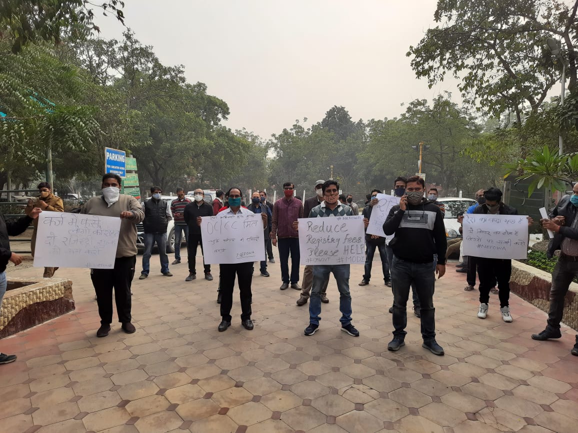 nefowaoffice's tweet photo. OC/CC मिले फ्लैटों के रजिस्ट्री कराने और कोरोना महामारी के दौरान आर्थिक मंदी के दौर में रजिस्ट्री शुल्क कम करने के लिए #NEFOWA का यूपी रेरा ऑफिस पर प्रदर्शन। @UPRERAofficial @CMOfficeUP @myogiadityanath @UPGovt @myogioffice @PMOIndia @narendramodi @MoHUA_India @anandibenpatel https://t.co/iDl3rBHiuG