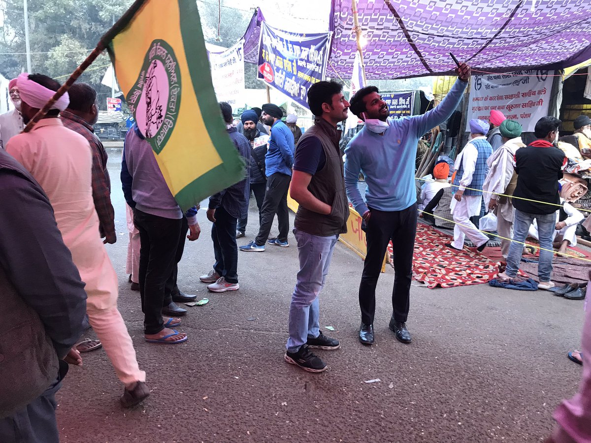 कल shoot से मौक़ा मिला। #SinghuBorder का चक्कर लगा लिया गया। ये अपने आप में अनुभव है!!! #isupportfarmersprotest #IStandWithFarmers ✊🏽✊🏽✊🏽