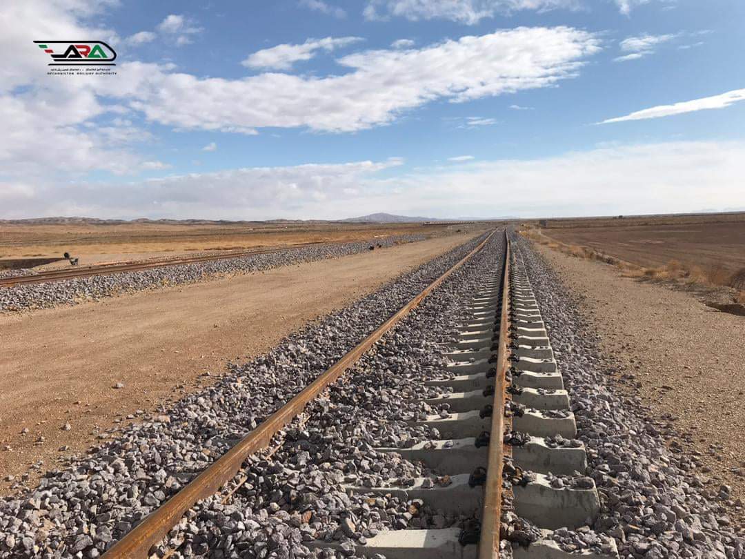 NPPF_AFG's tweet photo. خط آهن خواف هرات از امنیت مطمین برخوردار است.
خط آهن خواف_هرات روزپنجشنبه افتتاح گردید.
بربنیاد معلومات مسوولین مربوطه،همه ساله نزدیک به یک میلیون مسافر و ده ملیون تُن مواد خوراکی و غیر خوراکی انتقال می‌یابد.
این درحالیست که نیروهای تصدی ملی مسوولیت امنیت این خط را بر عهده دارند. https://t.co/ECdoWWh5Sw