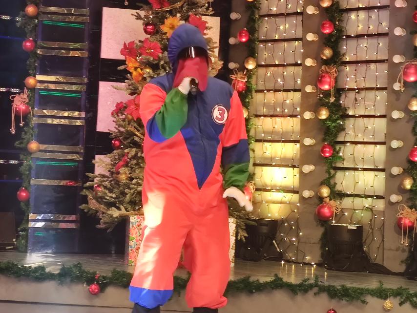 itsShowtimeNa's tweet photo. Sino kaya ang pipiliin nina TAGOhula Charlie Dizon at Gillian Vicencio na tunay na Celebrity Singer ng HIDE &amp; SING ngayong Sabado? #ShowtimeChristmasKwela https://t.co/KMRNTAfopi