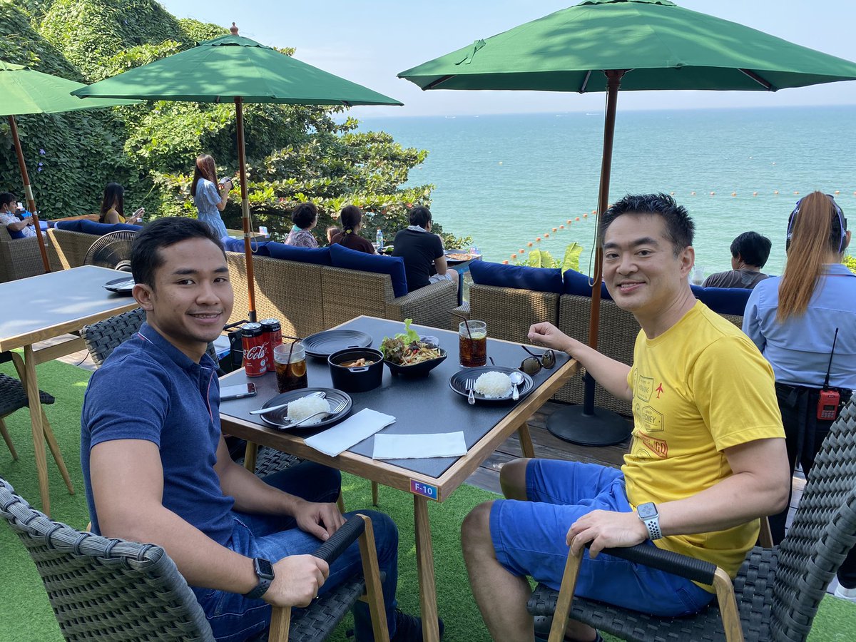 OTC678's tweet photo. 海を見渡せる高台にある人気カフェでおランチ。鳥の巣席やら、人魚やら撮影スポットが多く、写真好きのタイ人で賑わっておりました。なかなか面白かったのでパタヤに行かれた際はお試しあれ〜。
#3Mermaids https://t.co/S9dx7bwyBq