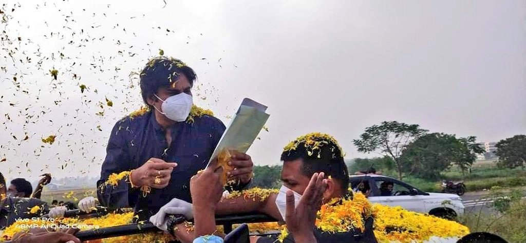 harika_bujji's tweet photo. నీయమ్మ మొగుడు నియోజకవర్గం లో కి వచ్చిన పవన్ కళ్యాణ్ గారు,,,,

@JanaSenaParty https://t.co/mp5HKsKepH