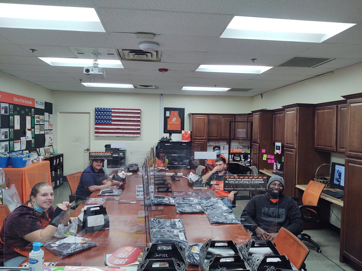 thomasprichard's tweet photo. Freight appreciation, enjoying food, recognitions and celebrations while staying safe and social distancing. Together we can do it! #3626 https://t.co/FPAbWtQH8I