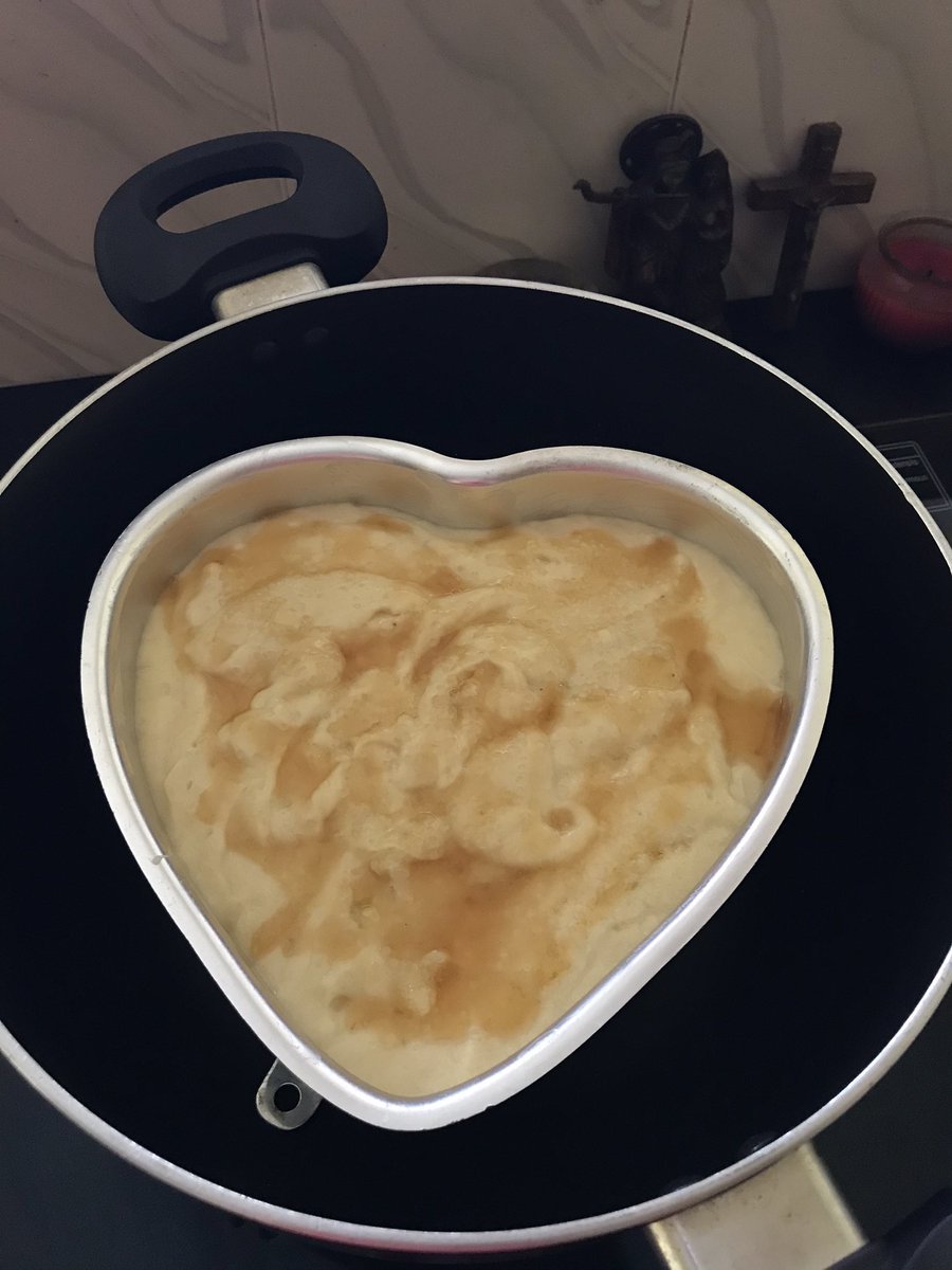 ardramaanasam's tweet photo. Bought my first piece of bakeware ✅ Baked a cake in my own kitchen by myself ✅

This “first time - special feeling” needs to be documented.

Take a look at my chocolate-honey-banana cake, lovely people! 😁

#ABCHomeFood https://t.co/vicTDoIyPI