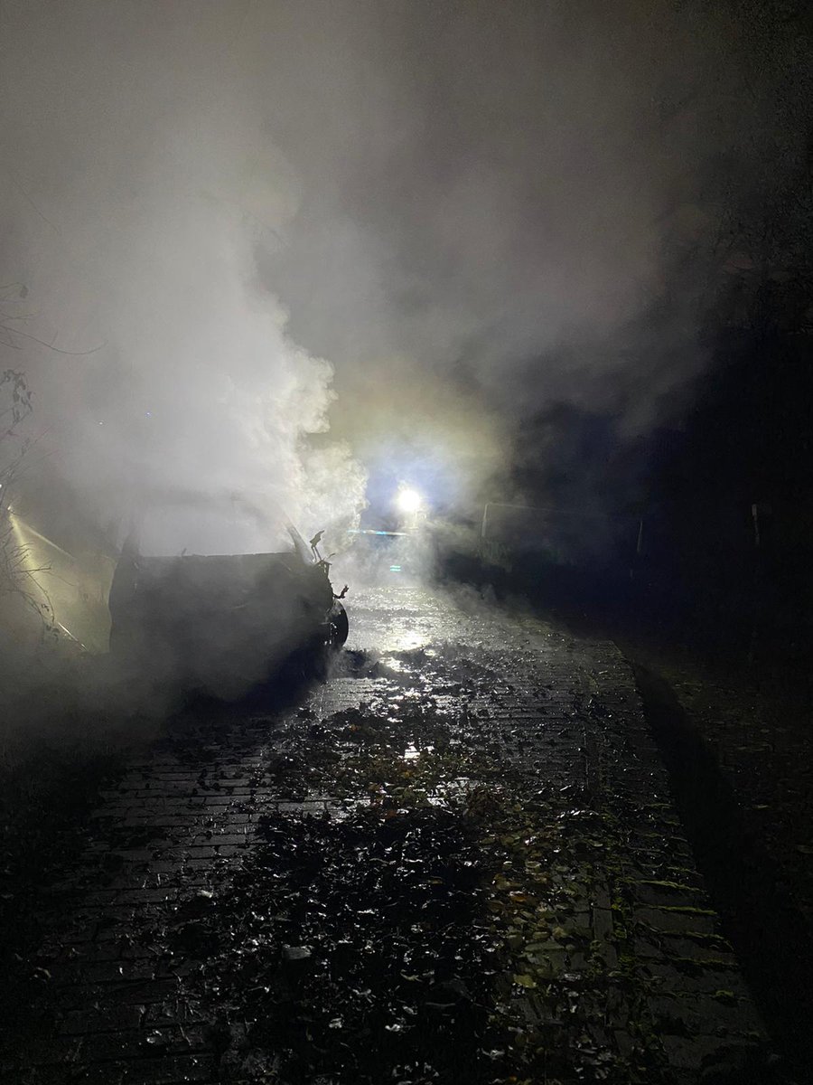 Last night blue watch attended a severe car fire. Crews worked quickly and effectively to put out the fire and stop it spreading to nearby vegetation.
#wmfs #firefighter #fire  #firefighting #firetruck #rescue #firerescue #firedept #firstresponders #fireservice #readywillingable