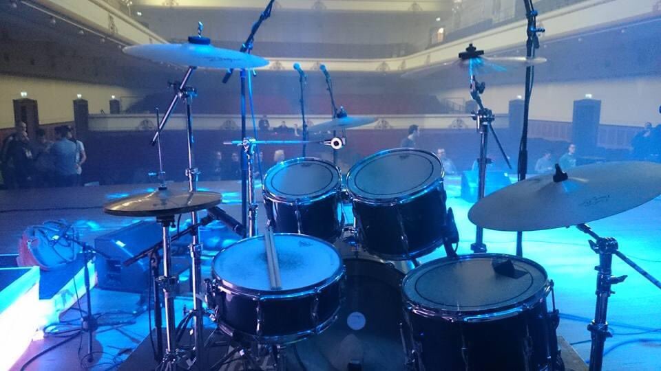 Vijf jaar geleden, voor aanvang van het <a href="/COCsongfestival/">COC Songfestival</a>. De verwachting &amp; spanning die de muzikant voelt. De wil om het publiek te ontmoeten &amp; te entertainen. De #lockdown is killing voor de #cultuursector, voor #podia en #theaters. #theshowmustgoon  <a href="/De_Vereeniging/">De Vereeniging</a>