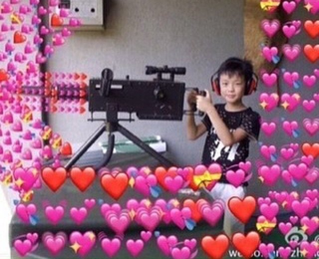 Ди каприо мем с деньгами. Себастьян стэн мем. Кидает сердечки. Сорить деньгами. Себастиан стэн с днем рождения.