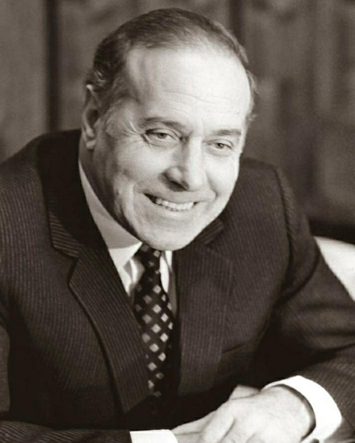 Bu gün - 12 dekabr müstəqil Azərbaycanın inkişafında misilsiz xidmətləri olan dahi şəxsiyyət Heydər Əliyevin anım günüdür. Ümummilli lider Heydər Əliyevin unudulmaz xatirəsini ehtiramla yad edirəm. Ölkəmizə sülh və tərəqqi arzulayıram.