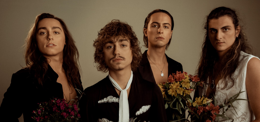 musicazul's tweet photo. [Noticias]

@GretaVanFleet anuncia nuevo disco y estrena single. ¡No te pierdas su correspondiente vídeo en el interior de la noticia!

➡️ https://t.co/382Mi7dcAt

#GretaVanFleet #AgeOfMachine https://t.co/jbIIR14D4r