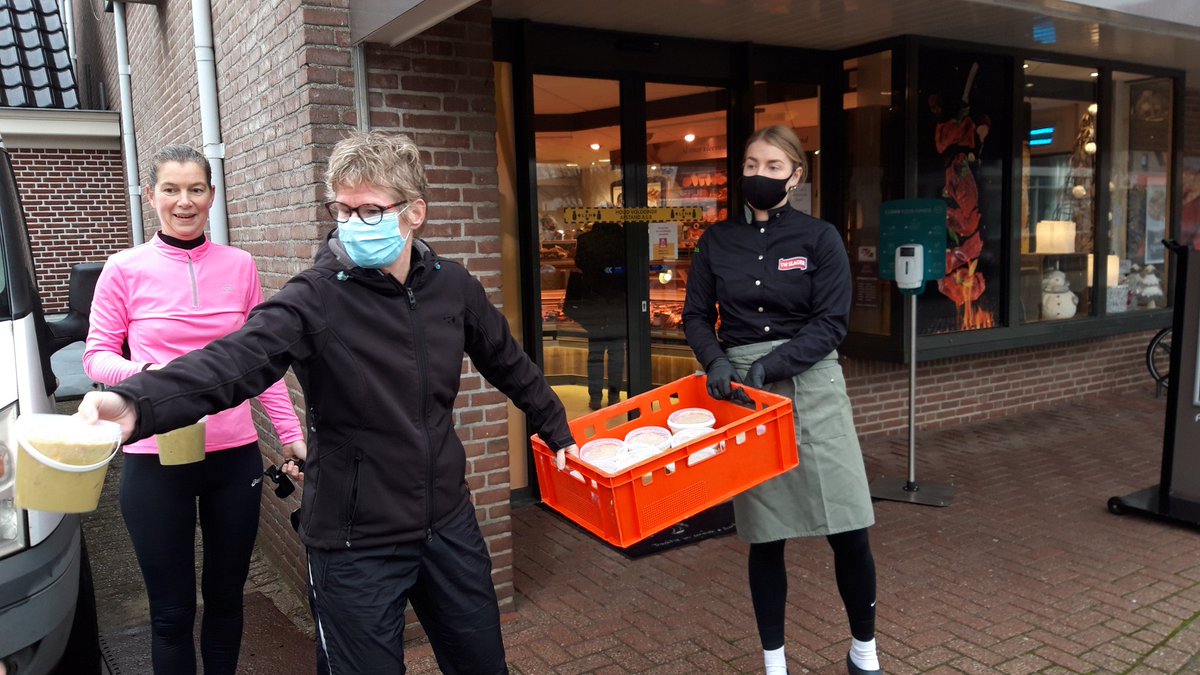 CoWiskerke's tweet photo. #looppassie #Snertloop 't Veld. Het was weer gezellig en gezond. Al beloning voor iedereen een emmertje er snert van slager Boersen.  Top https://t.co/u5aYDcc3GM