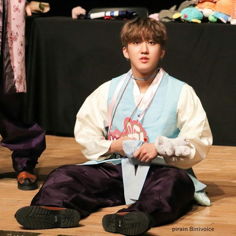 HEREF0RSKZ's tweet photo. changbin looks so tiny when he wears a hanbok :( https://t.co/85dVfOAegl