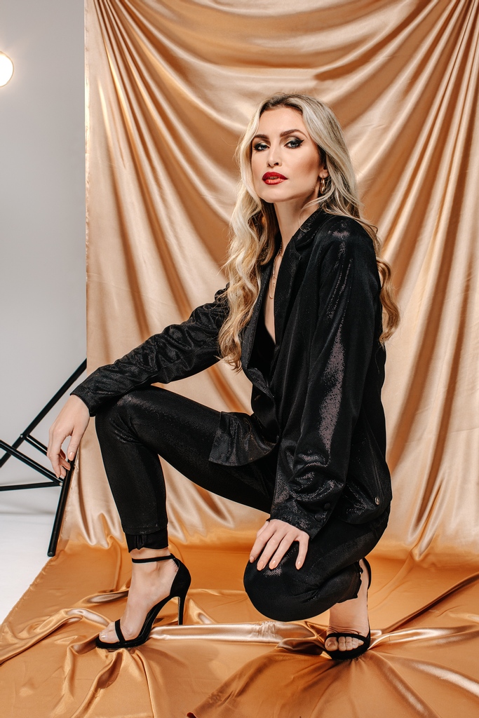 Are you ready for the holidays? Shop your favorite festive outfit from the Party Collection ✨🖤

Shop here:

Blazer - jackyluxury.com/collections/pa…
Trousers - jackyluxury.com/products/trous…