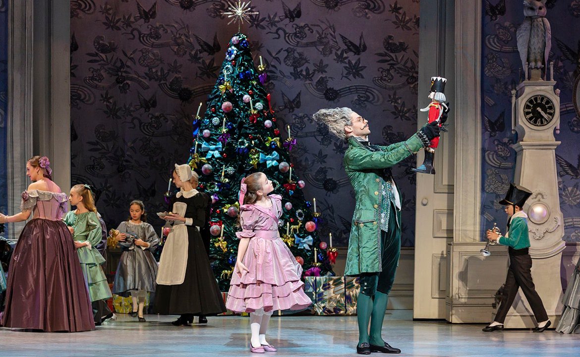 Hele Danmarks teater: godt nok er <a href="/kglteater/">Det Kongelige Teater</a> lukket, men nu kan du få magien hjem i stuen med Nøddeknækkeren - hvor du end bor i DK, helt gratis og når det passer dig. Så hvis julekalenderen ‘Julefeber’ har vakt nysgerrighed, så se med på kglteater.dk/xtra #kglteater #dkpol