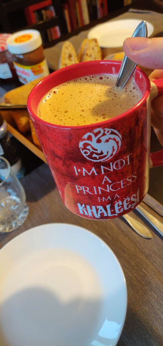 Yellowgeekbear's tweet photo. Frühstück! 
Guten Morgen zusammen! 😃
#ImnotaPrincess #HatwohljemanddieTassenfalschbefüllt 😏🤷🏼‍♂️ https://t.co/ZJIegNzlGM