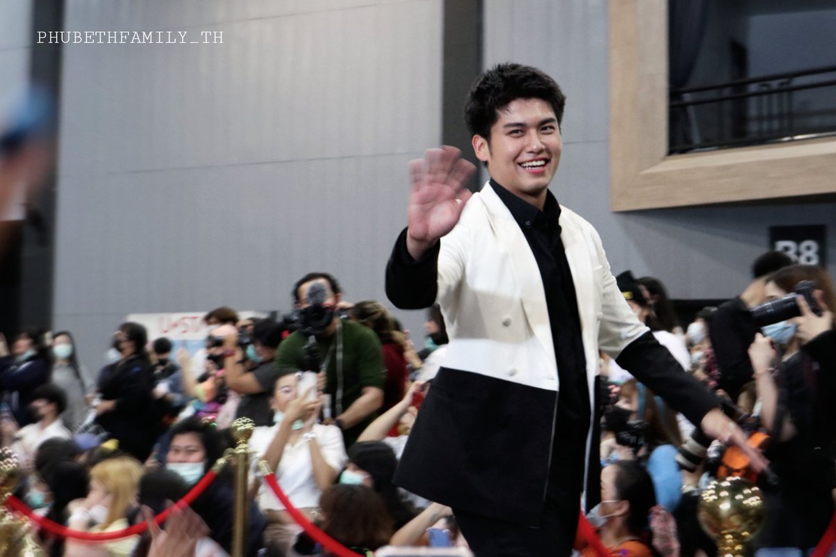 phubethfamily's tweet photo. -20.12.12-

เดินพรมแดงแล้วนะครับ ทักทายทุกคนเลย ยิ้มเก่งมาก
-
@PhuPhubeth 

#PhuPhubeth 
#หนังหน้าโรงCarnivalFunmeet https://t.co/3LBnf9s9tO