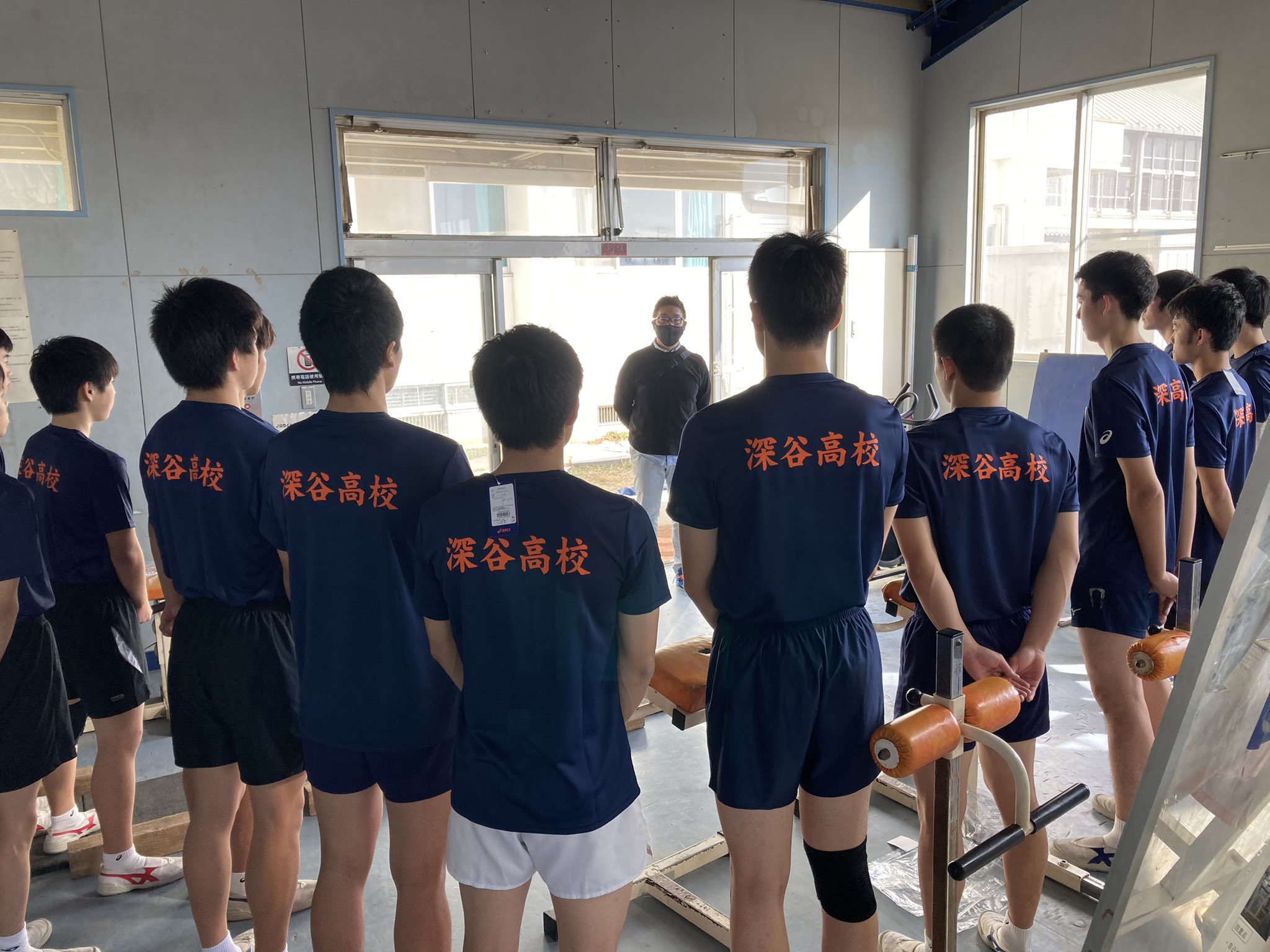 ট ইট র 深谷高校男子バレーボール部 Ob情報 12月12日 土 2年栗原渓人のお父様 19期栗原正人さん から 深谷高校オリジナルｔシャツ を選手とスタッフ全員に頂きました 優勝目指して頑張ってください と激励の言葉も頂きました ありがとうご