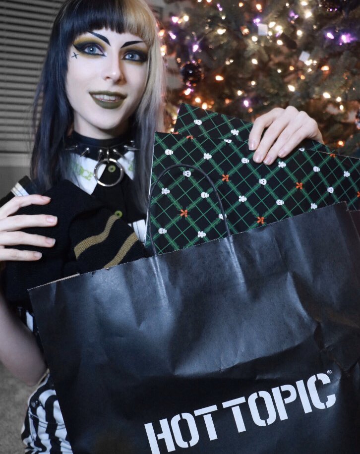 officiallunab's tweet photo. Haven’t Started Your Holiday Shopping Yet?💀🎁
__________________________________________
Stop by you local @HotTopic or Online for all holiday must haves & gifts!!
__________________________________________
#HTUnwrapped
#htfanatic #htfandom #sponsoredbyht https://t.co/SixJSJ65uJ
