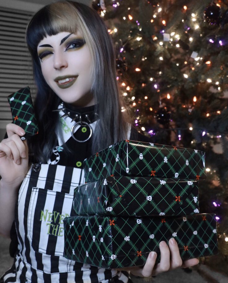 officiallunab's tweet photo. Haven’t Started Your Holiday Shopping Yet?💀🎁
__________________________________________
Stop by you local @HotTopic or Online for all holiday must haves & gifts!!
__________________________________________
#HTUnwrapped
#htfanatic #htfandom #sponsoredbyht https://t.co/SixJSJ65uJ