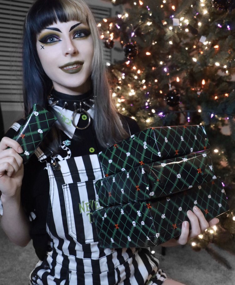officiallunab's tweet photo. Haven’t Started Your Holiday Shopping Yet?💀🎁
__________________________________________
Stop by you local @HotTopic or Online for all holiday must haves & gifts!!
__________________________________________
#HTUnwrapped
#htfanatic #htfandom #sponsoredbyht https://t.co/SixJSJ65uJ