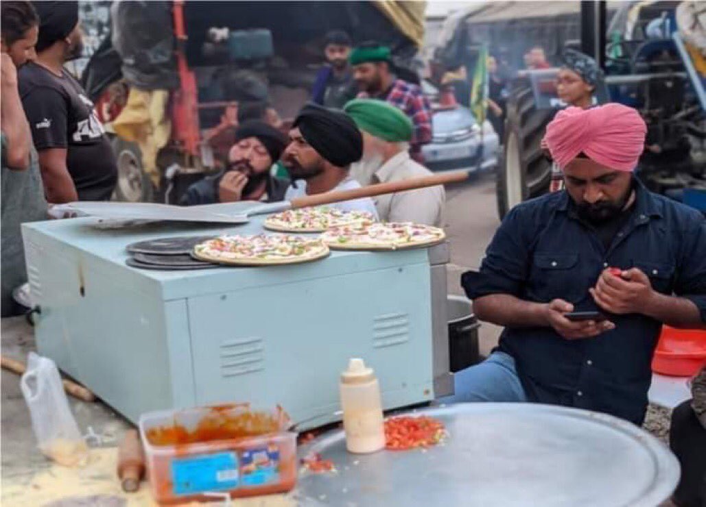 SushantBSinha's tweet photo. सुना है शाहीनबाग वाले नाराज़ हैं। कह रहे हैं कि उनको सिर्फ बिरयानी में निपटा दिया गया और वहां बॉर्डर पर किसान आंदोलन में जिम, DJ, पिज़्ज़ा, फुट मसाज तक की व्यवस्था की गई है। ये वामपंथी गैंग ने उनके साथ अच्छा नहीं किया। https://t.co/UNMd7DCeoD