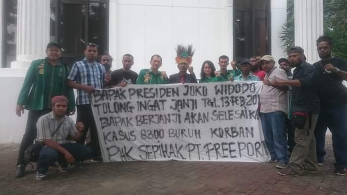 Karena dengan berjuang kita mendapatkan pengalaman dan karena pengalaman kita dapat bertahan untuk memenangkan setiap persoalan yang akan kita hadapi nantinya.
( Tim jakarta dengan latar belakang Istana Presiden)