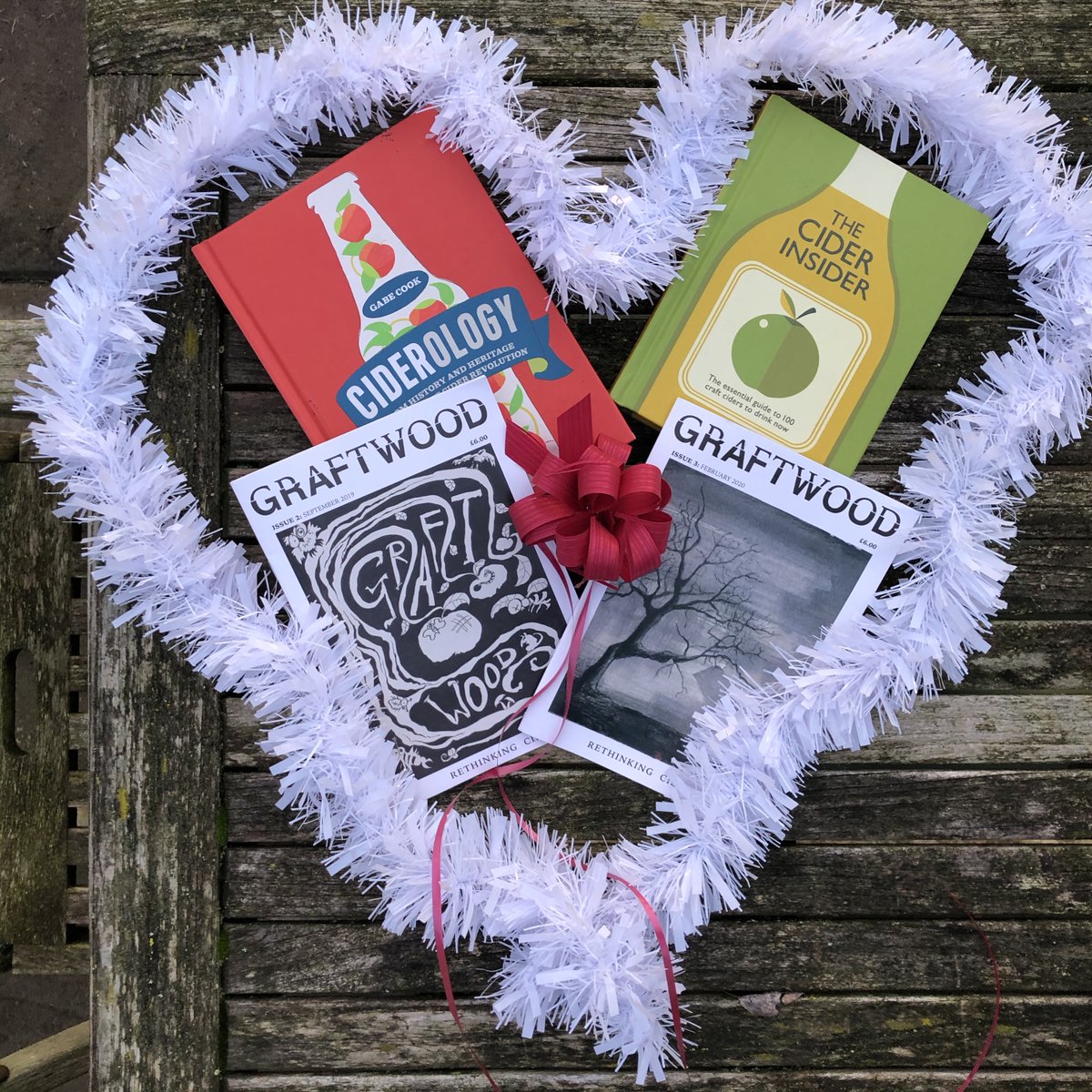 Any cider lover or drinks explorers in your life? The elves have been hard at work. They've gathered together special selections, the beanies have arrived, Ciderology is in the house, &amp; we're launching our Tour &amp; Tasting vouchers for 2021. Shop open 11-4🍏
littlepomona.com/blogs/news/a-c…