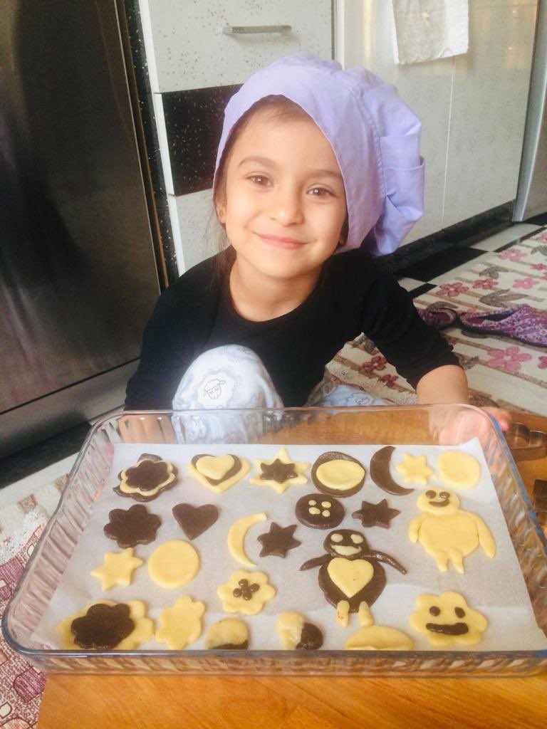 KaracaoglanO's tweet photo. Günaydın  mutlu haftasonları😊☀️ Konumuz :İşbirliği. Minik şefler  evde kalıp işbirliği kavramını öğreniyor.#UzaktanEğitim 💁🏼‍♀️ https://t.co/o8jldwr229