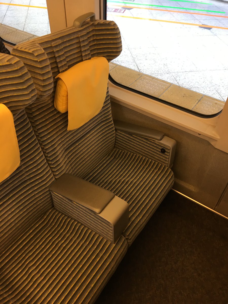 Here's the Green Car (business class) on the E2 series Shinkansen, which still operates some of the slower stopping services north of Tokyo. Very comfy, if a little *choices* on the décor. Notably, no power sockets, unlike newer trains.