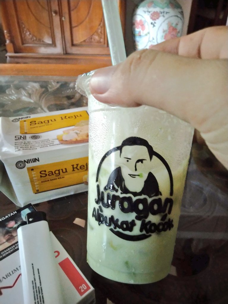 MasBabba's tweet photo. mungkin ini satu-satunya jajanan yg bisa masuk mulut daripada kopi janjiΒ² mati, bobaΒ² apalah itu bhahah π #AvocadoMan https://t.co/6kgX1JCLx8