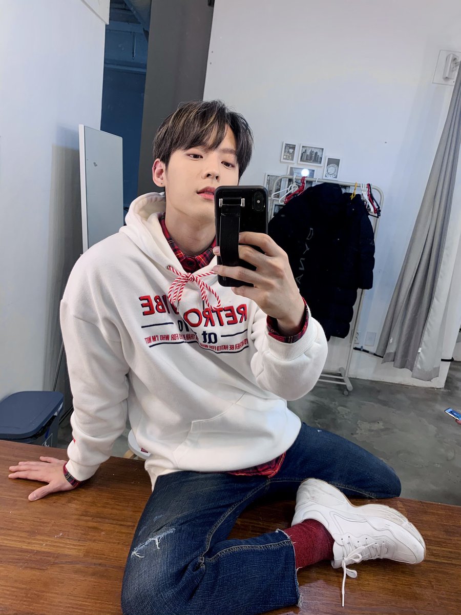btob2mh's tweet photo. #하다방 미공개 사진🙌 뒤에 걸려있던 그 친구들 입니다🤤 https://t.co/qvXrG7Ipyt